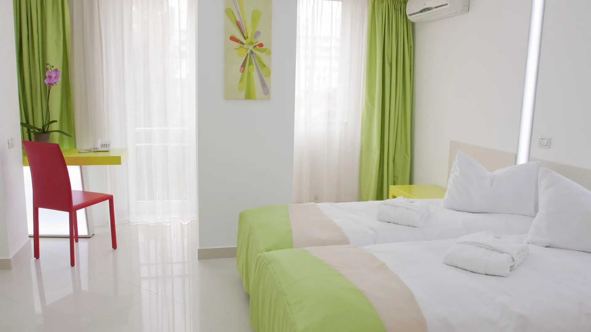 Christina Hotel Βουκουρέστι 4*,
